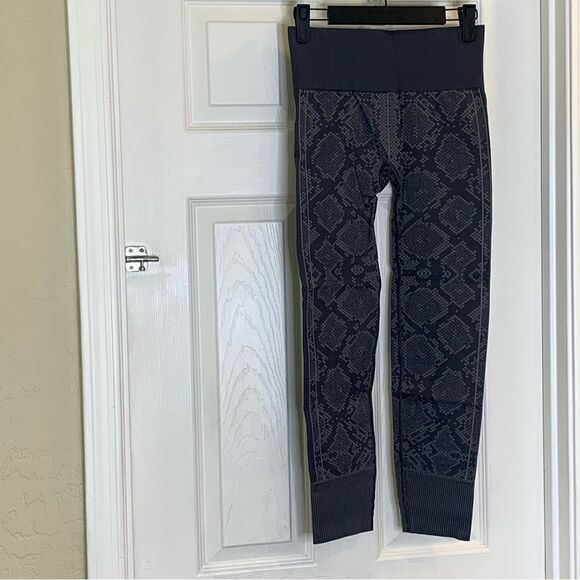 Lululemon Ebb To Street Heathered Dark Slate Snake Print Leggings Size 6 - Picture 3 of 10